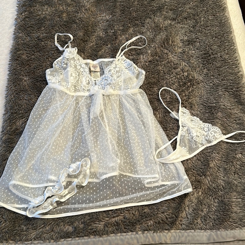 White babydoll lingerie set with matching thong and garter, size medium